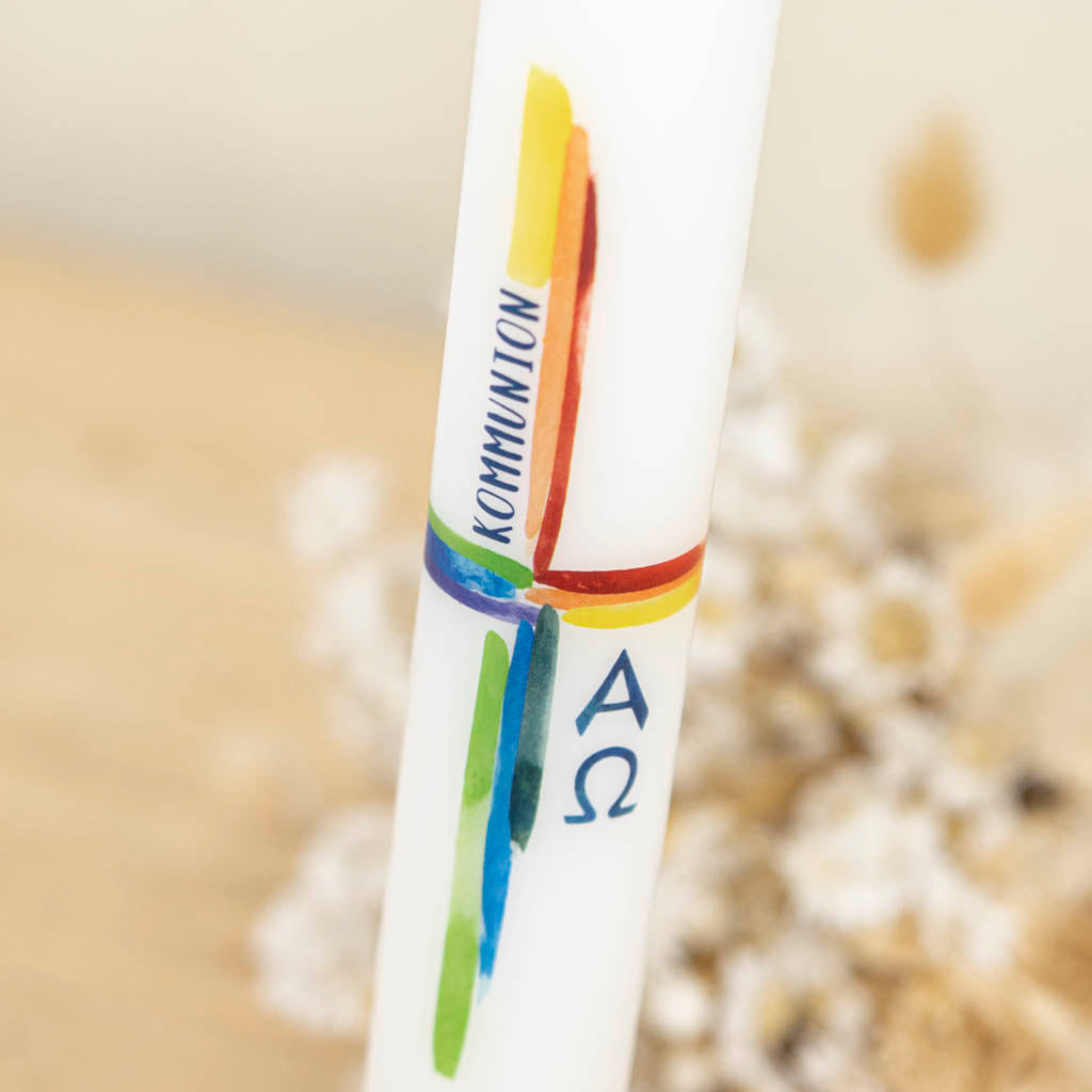 Kommunionkerze Regenbogenkreuz in bunten Farben