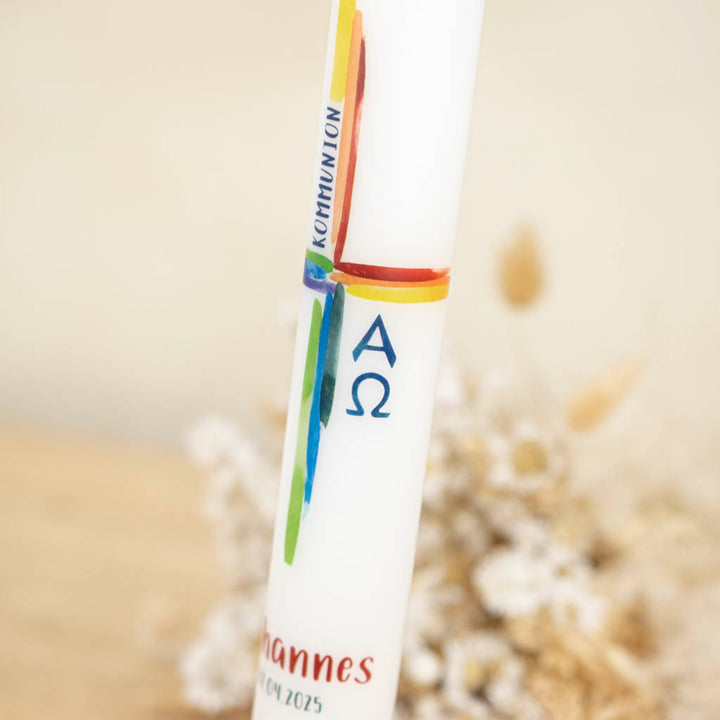 Regenbogenkreuz mit Alpha und Omega, Detail der Kommunionkerze