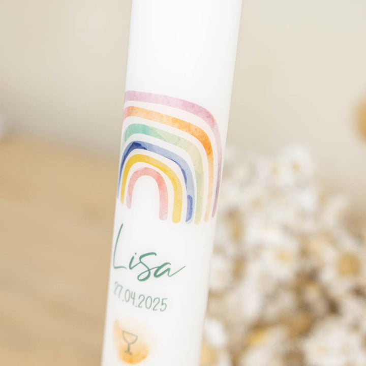 Pastellfarbener Aquarell-Regenbogen auf der Kommunionkerze