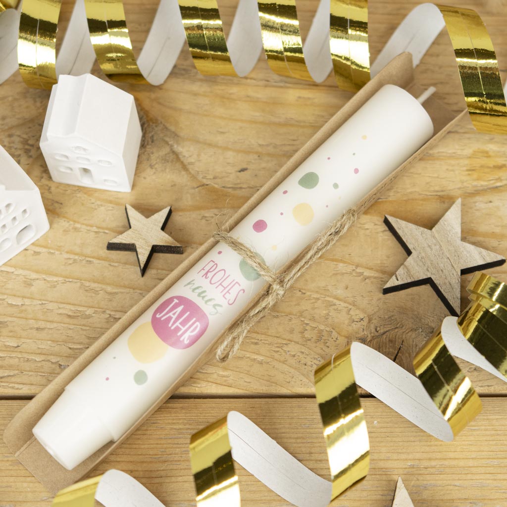 Stabkerze Frohes neues Jahr in Creme mit buntem Schriftzug, in Geschenkverpackung