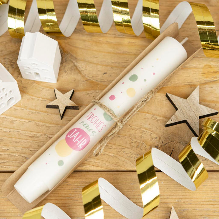 Stabkerze Frohes neues Jahr in Creme mit buntem Schriftzug, in Geschenkverpackung