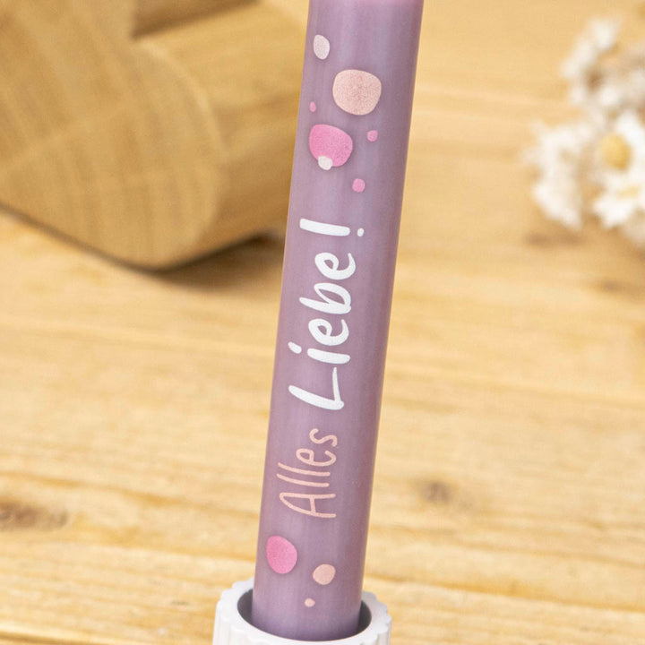 Stabkerze mit Motiv Alles Liebe in zartem Lavendel von Kerzenonkel