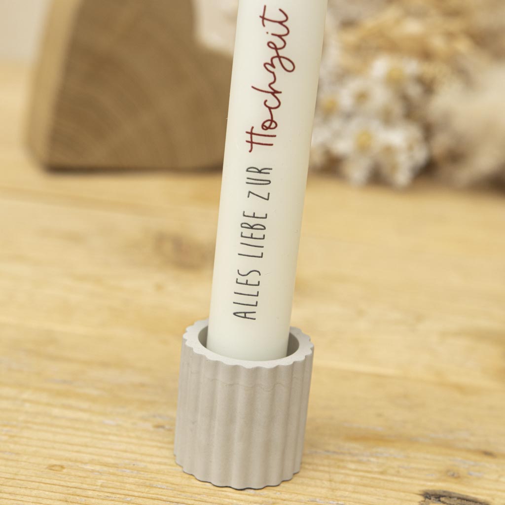 Stabkerze als Geschenk zur Hochzeit mit Stabkerzenhalter geriffelt in Grau