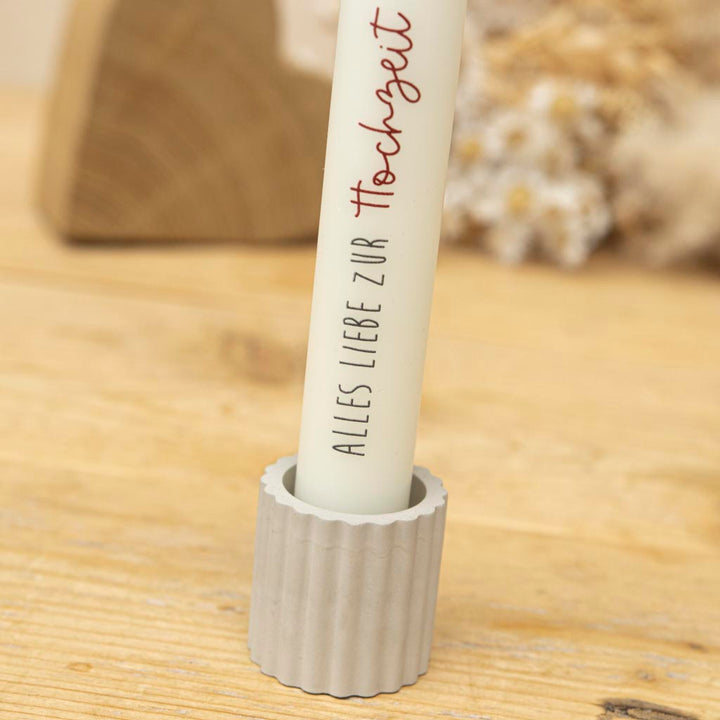 Stabkerze als Geschenk zur Hochzeit mit Stabkerzenhalter geriffelt in Grau