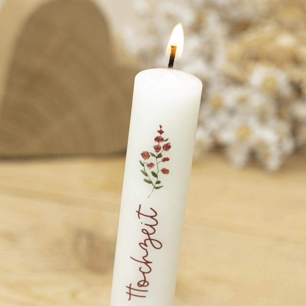 Cremefarbene Stabkerze mit Rosen und Schriftzug Alles Liebe zur Hochzeit