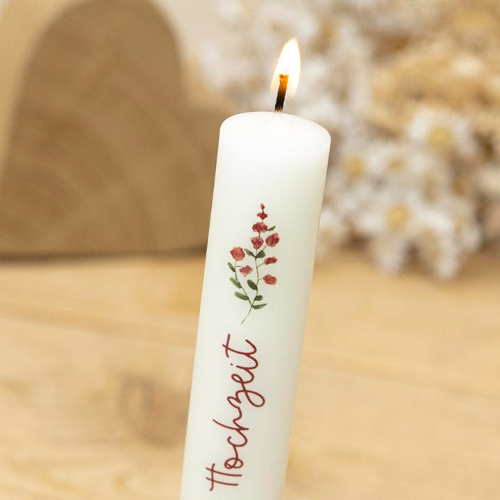 Cremefarbene Stabkerze mit Rosen und Schriftzug Alles Liebe zur Hochzeit