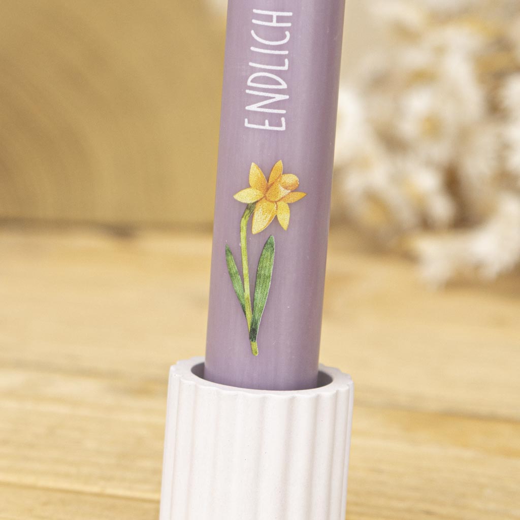 Stabkerze in Lavendel mit Osterglocken-Motiv im geriffelten Stabkerzenhalter