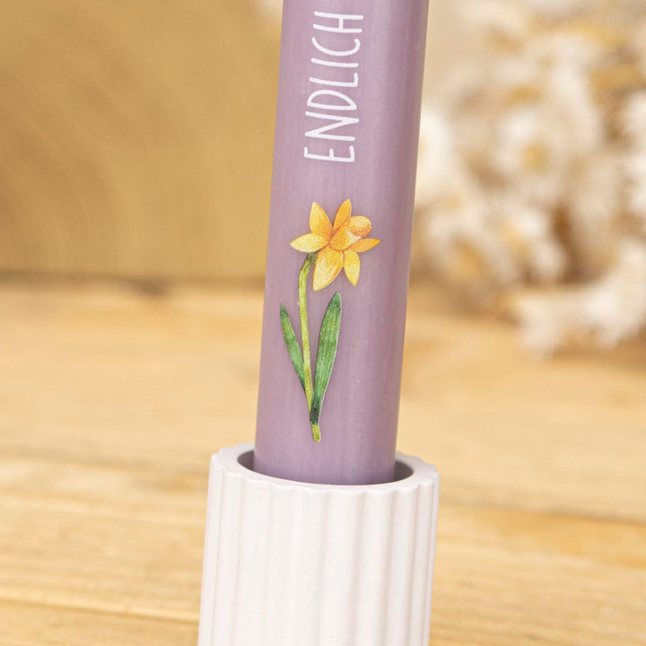 Stabkerze in Lavendel mit Osterglocken-Motiv im geriffelten Stabkerzenhalter