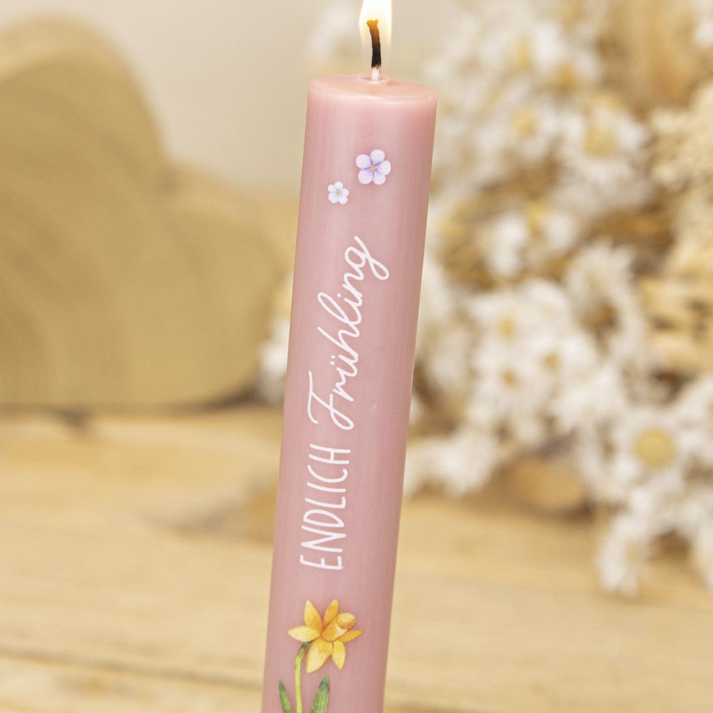 Stabkerze in Staubrosa mit Schriftzug Endlich Frühling und Blumenmotiv