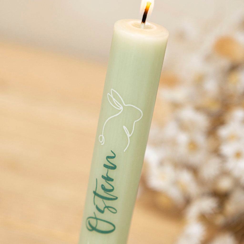 Stabkerze Ostern in Salbeigrün mit Osterhase und Schriftzug Frohe Ostern