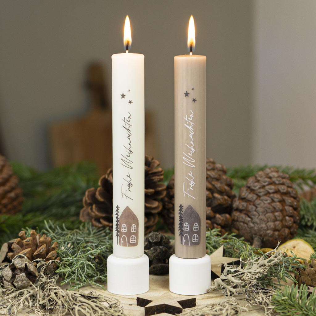Stabkerze Frohe Weihnachten mit geschwungenem Schriftzug und kleinem Haus