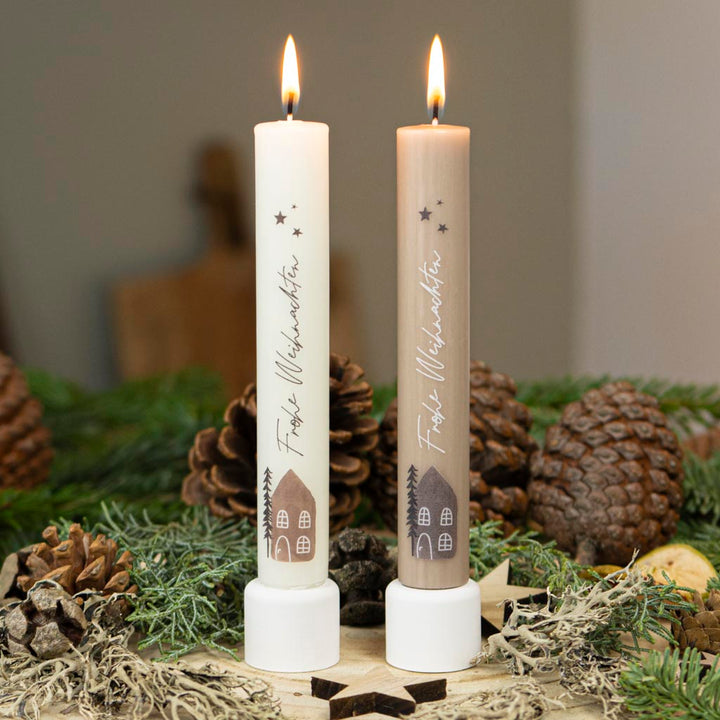 Stabkerze Frohe Weihnachten mit geschwungenem Schriftzug und kleinem Haus