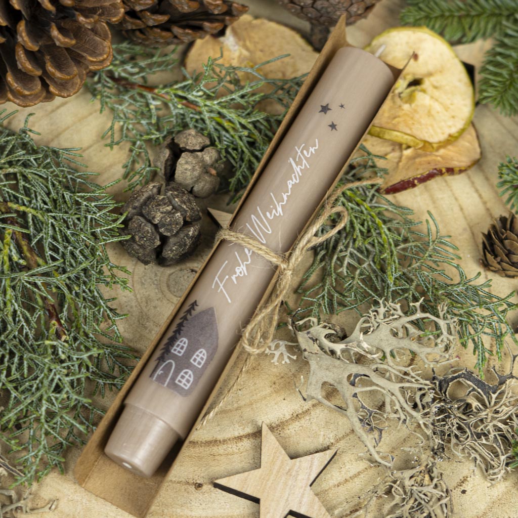 Weihnachtsstabkerze als kleiner Weihnachtsgruß mit Schriftzug und Haus
