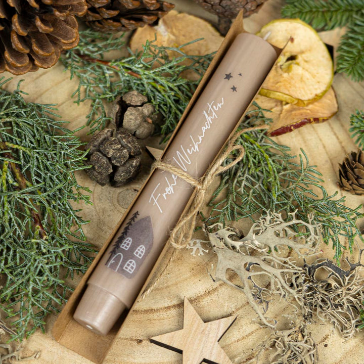 Weihnachtsstabkerze als kleiner Weihnachtsgruß mit Schriftzug und Haus