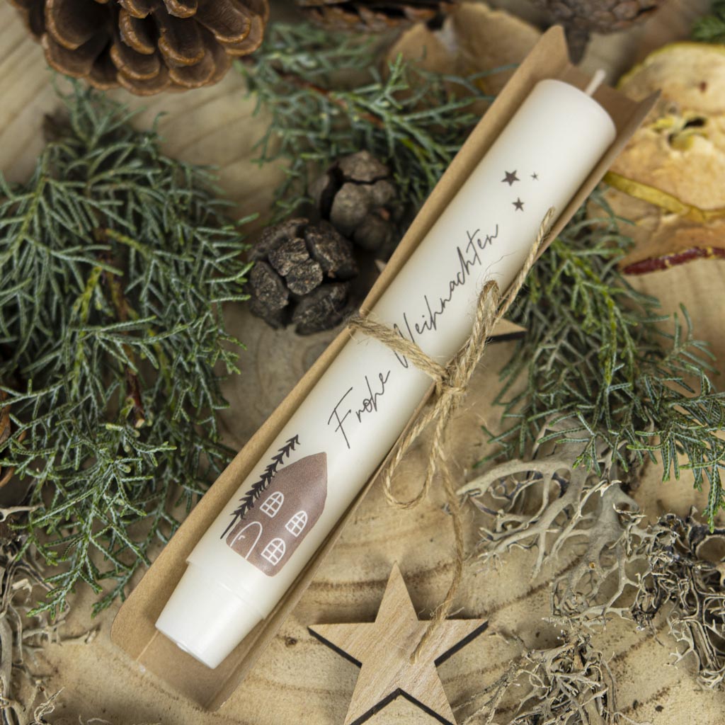Stabkerze Weihnachten mit kleinem Haus-Motiv als weihnachtliche Tischdeko