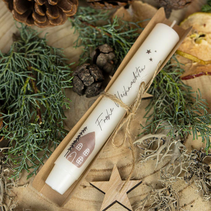 Stabkerze Weihnachten mit kleinem Haus-Motiv als weihnachtliche Tischdeko