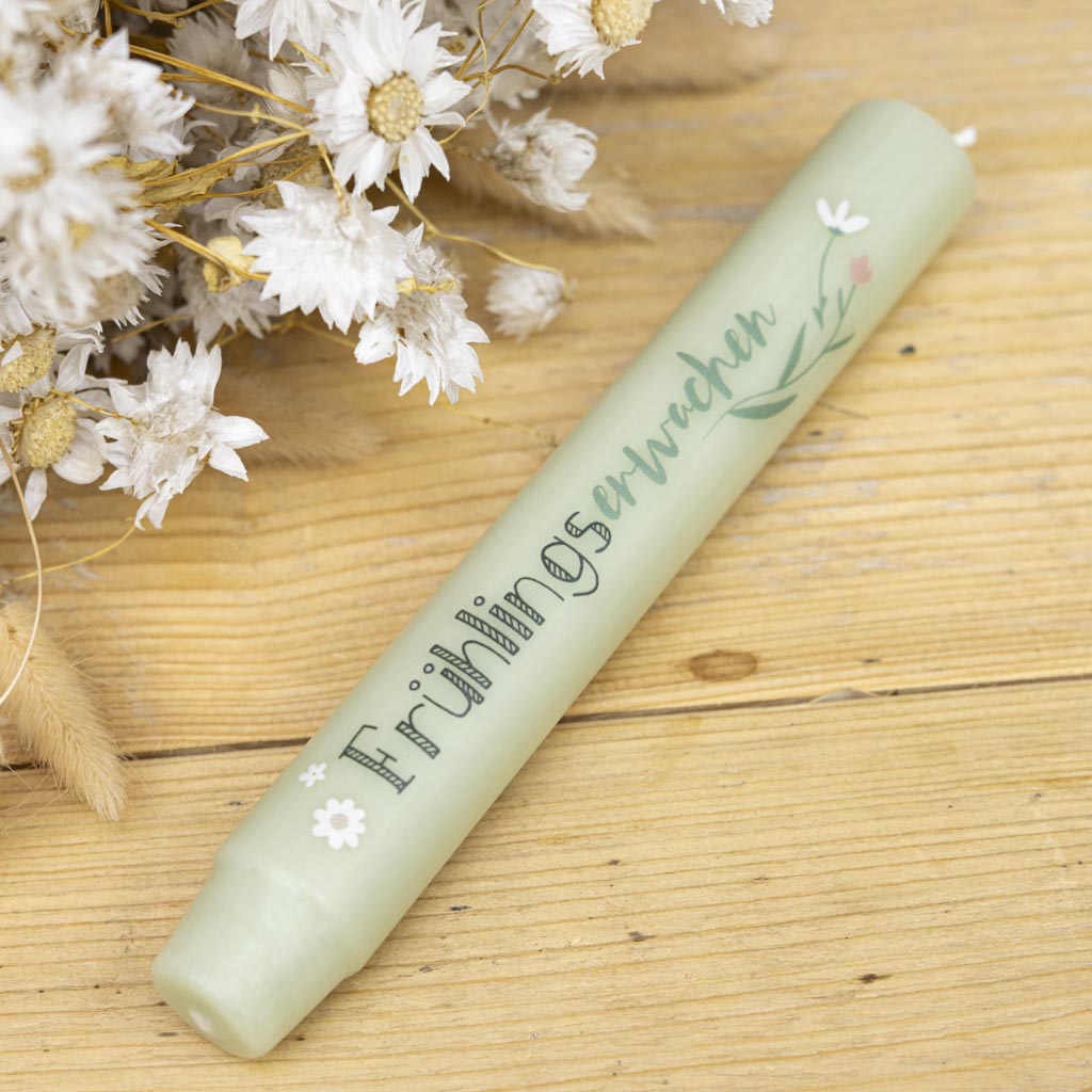 Stabkerze Frühling in Salbeigrün mit Blumenwiese