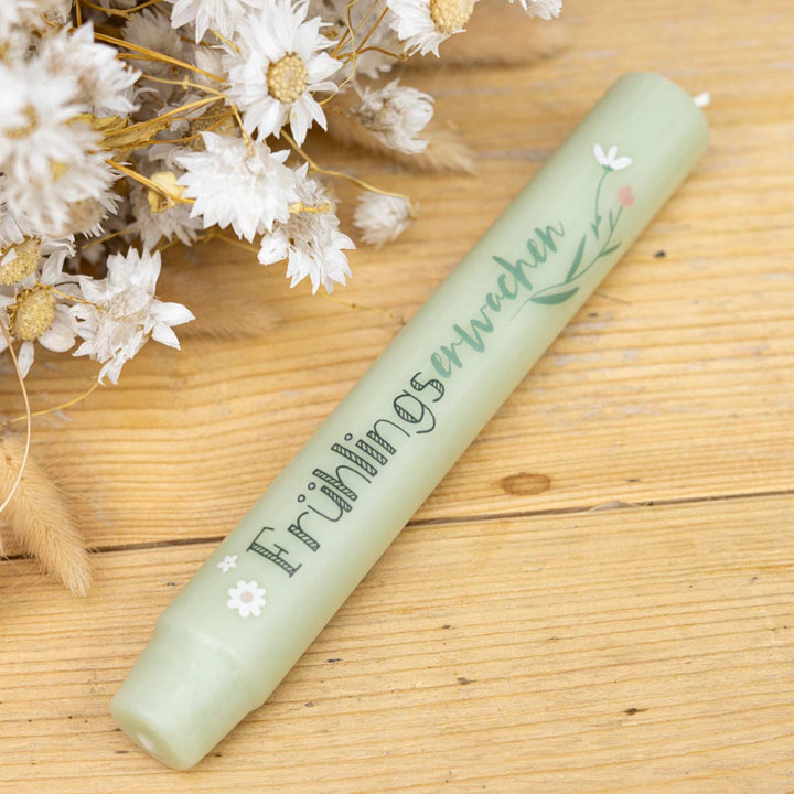 Stabkerze Frühling in Salbeigrün mit Blumenwiese