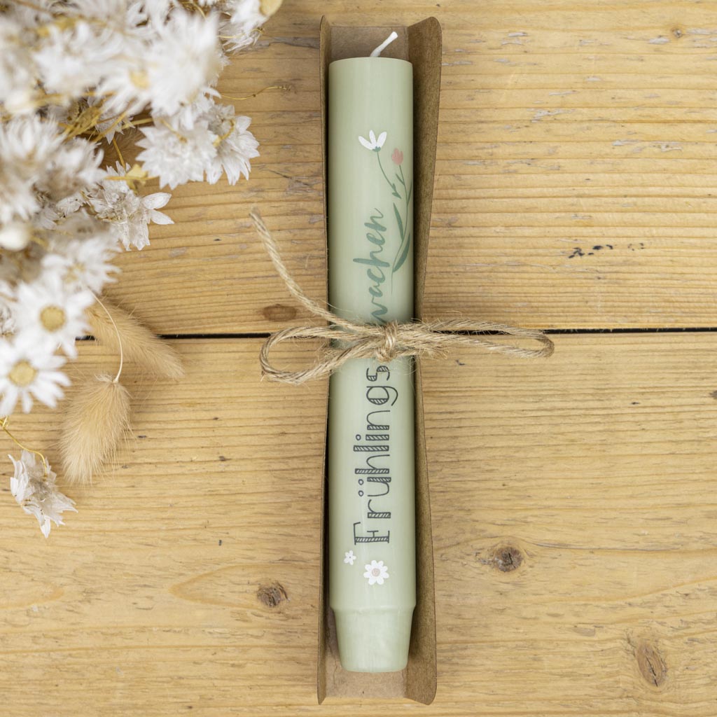 Stabkerze Frühling als kleines Geschenk mit Kraftpapier