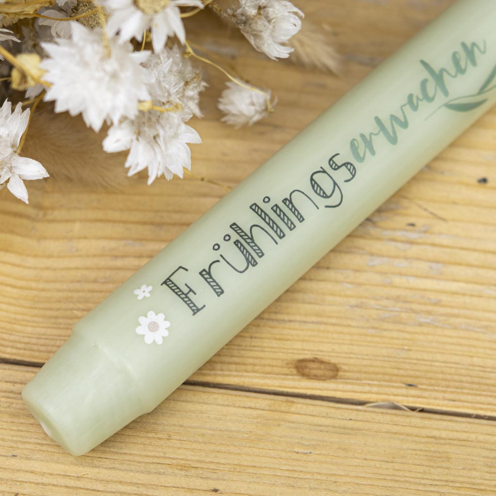 Salbeigrüne Stabkerze mit Blumen als Frühlingsdeko