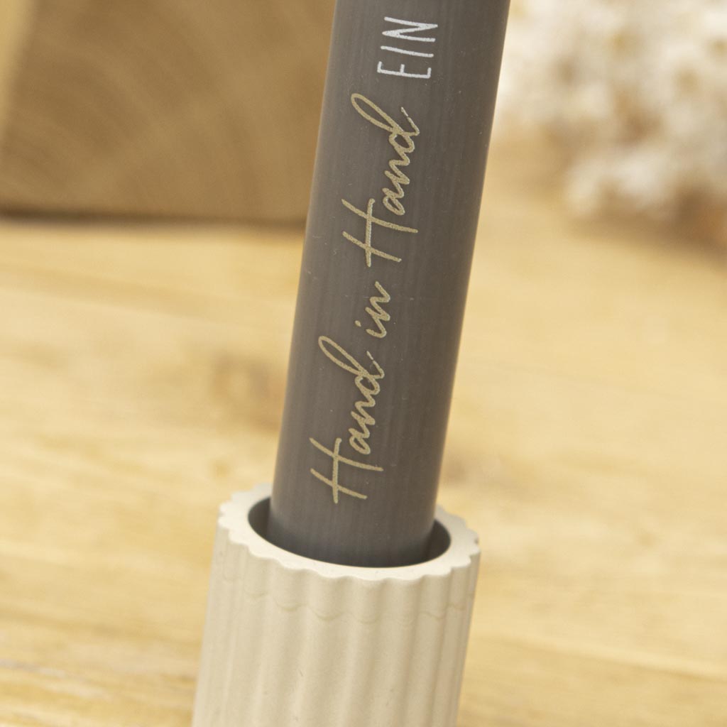 Mondgraue Stabkerze Hand in Hand ein Leben lang mit Schriftzug in Gold