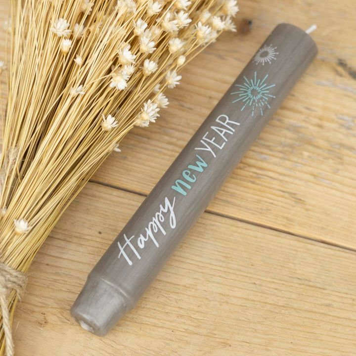 Stabkerze Happy new year mit Feuerwerk-Motiv in Mondgrau