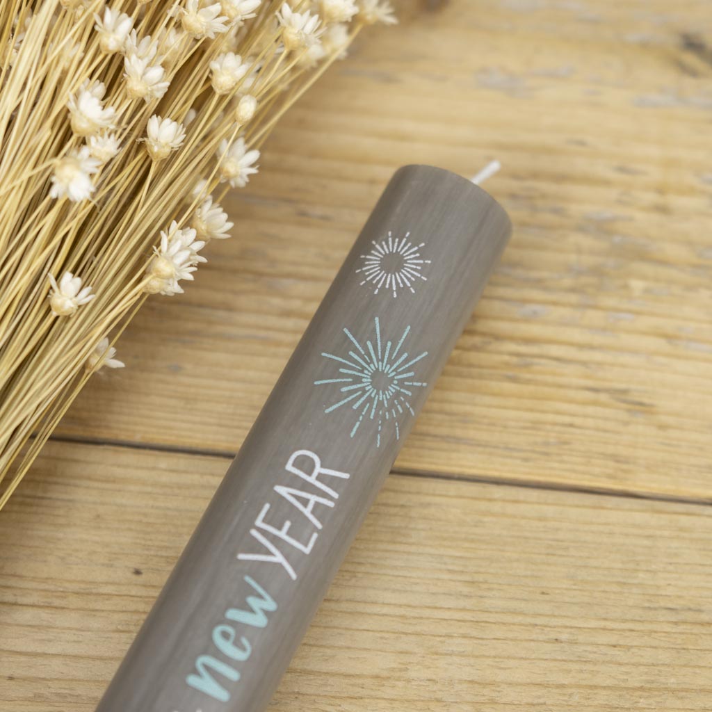 Stabkerze zum Jahreswechsel mit Feuerwerk-Motiv in Mondgrau
