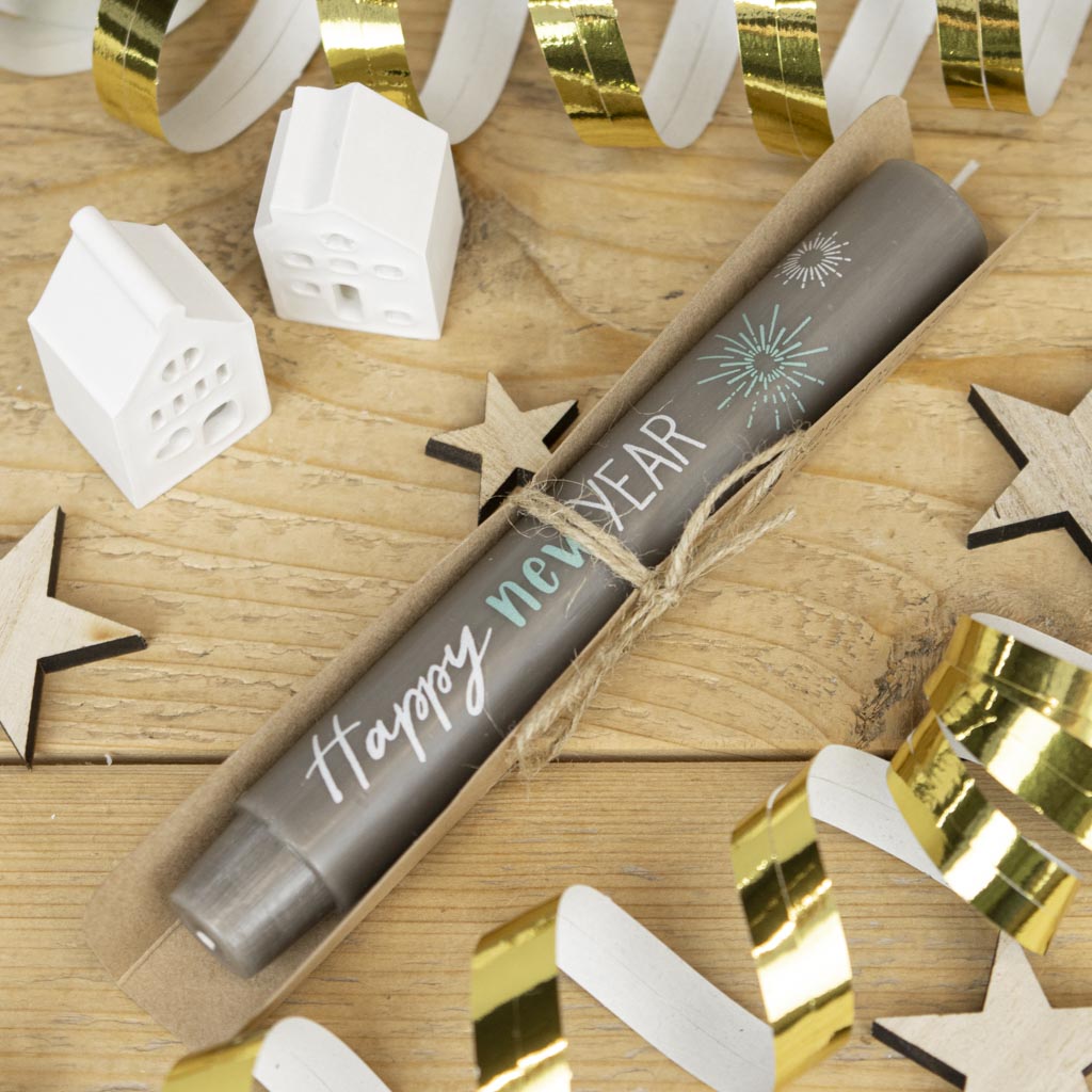 Stabkerze Happy new year in Mondgrau mit Feuerwerk-Motiv und Geschenkverpackung