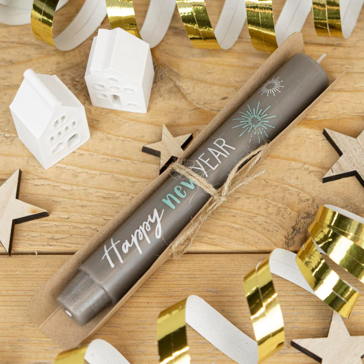 Stabkerze Happy new year in Mondgrau mit Feuerwerk-Motiv und Geschenkverpackung