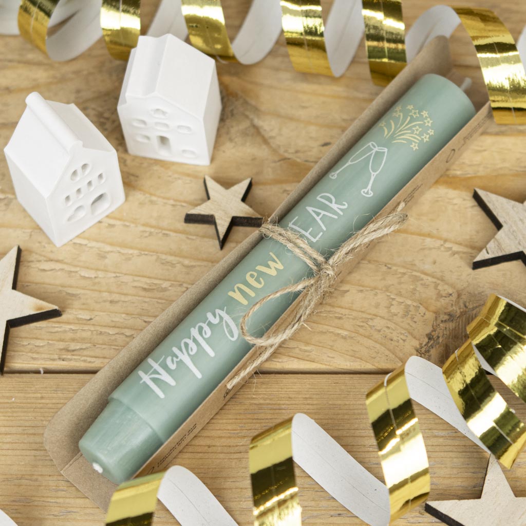 Stabkerze Happy new year in Staubtürkis mit Geschenkbox und Juteschleife