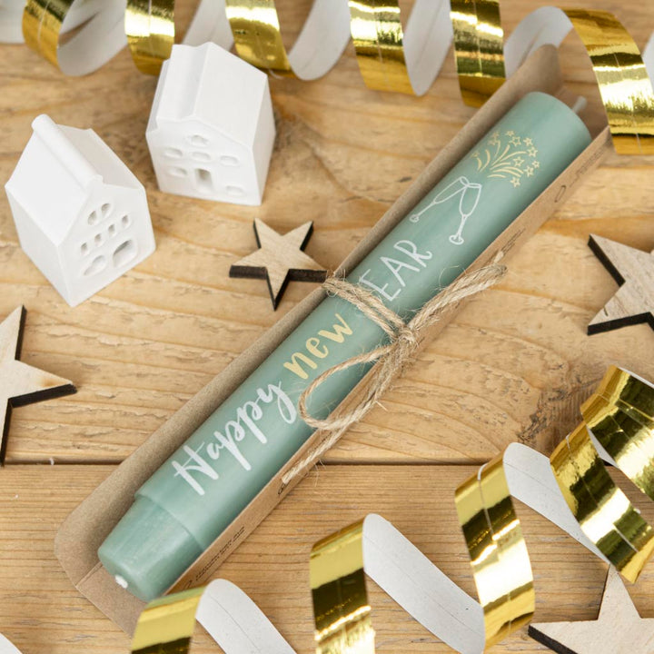 Stabkerze Happy new year in Staubtürkis mit Geschenkbox und Juteschleife
