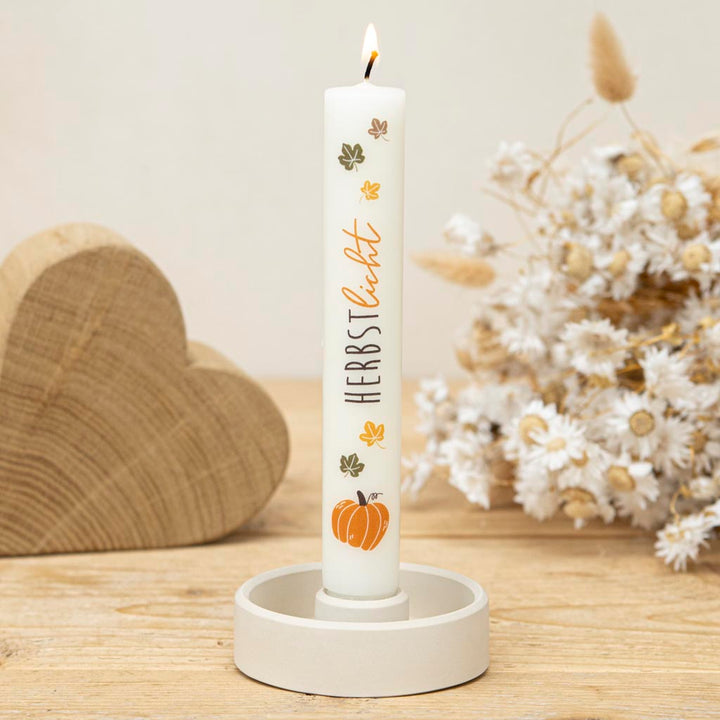 Stabkerze Kürbis Herbstlicht in Creme mit Stabkerzenhalter Lidatorp in Sand