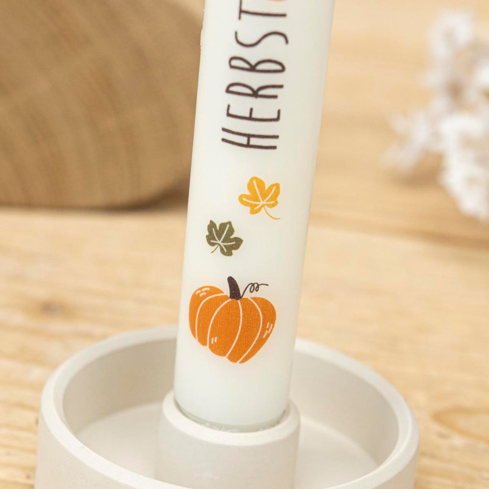 Cremefarbene Herbst-Stabkerze mit Kürbis-Motiv und Schriftzug Herbstlicht