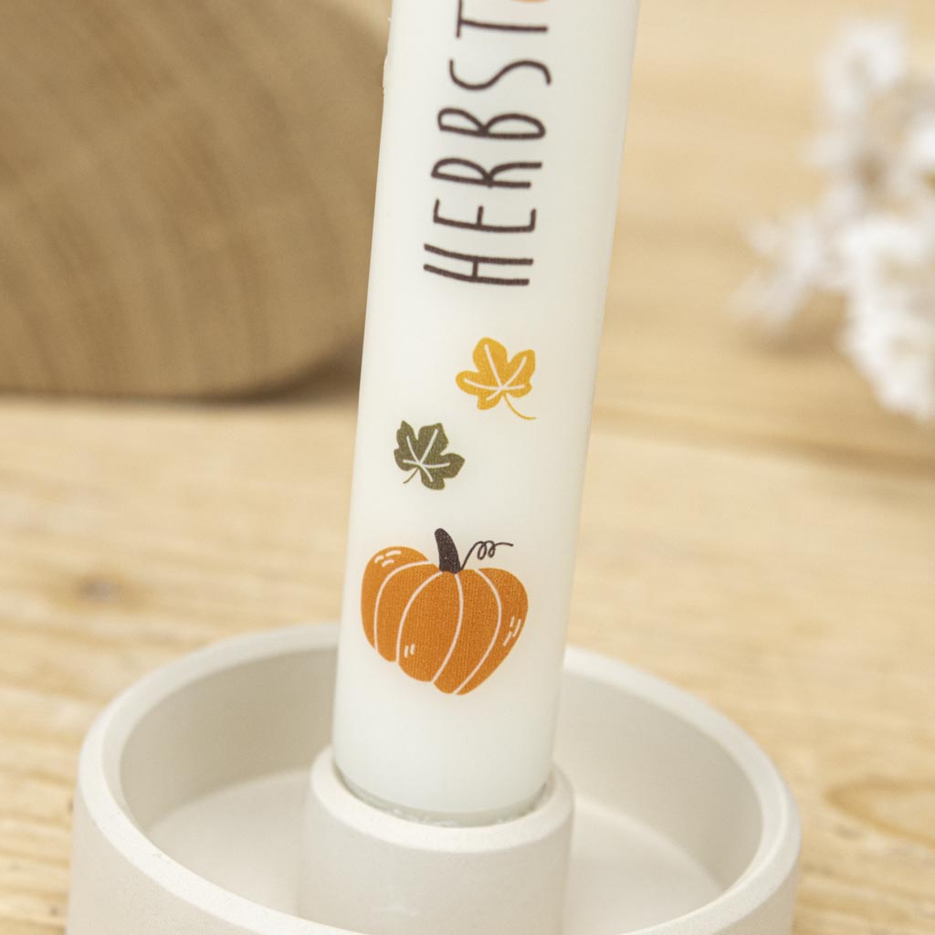 Cremefarbene Herbst-Stabkerze mit Kürbis-Motiv und Schriftzug Herbstlicht
