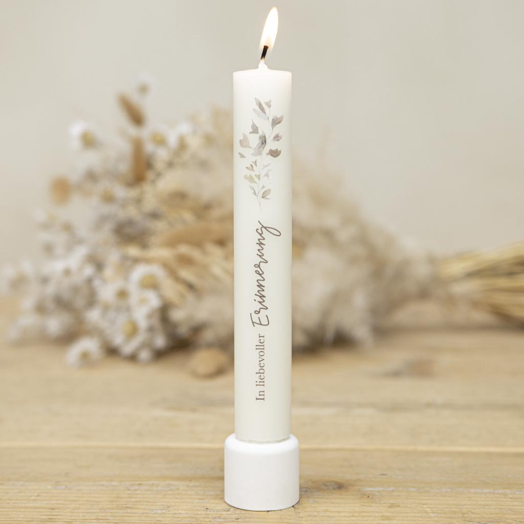 Stabkerze Trauer in Creme mit Blättermotiv und Schriftzug In liebevoller Erinnerung