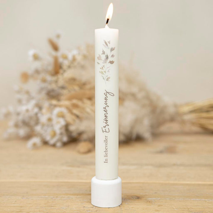 Stabkerze Trauer in Creme mit Blättermotiv und Schriftzug In liebevoller Erinnerung