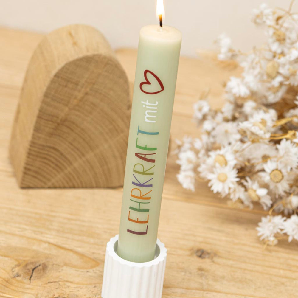 Stabkerze mit Herzmotiv in Salbeigrün als Geschenk für Lehrerinnen