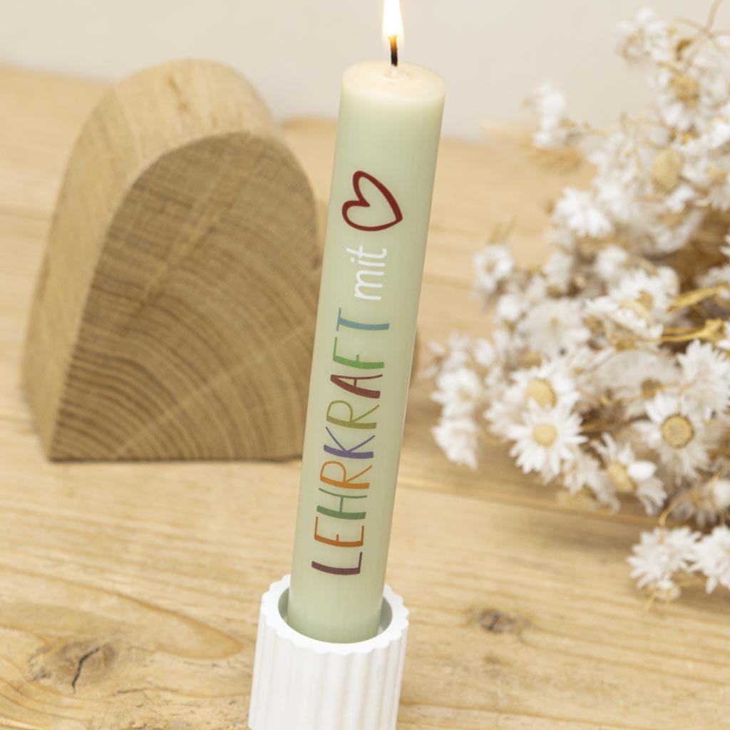 Stabkerze mit Herzmotiv in Salbeigrün als Geschenk für Lehrerinnen