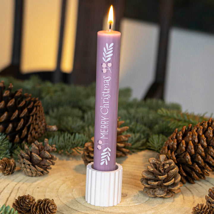 Stabkerze Merry Christmas in Lavendel mit weihnachtlichem Schriftzug