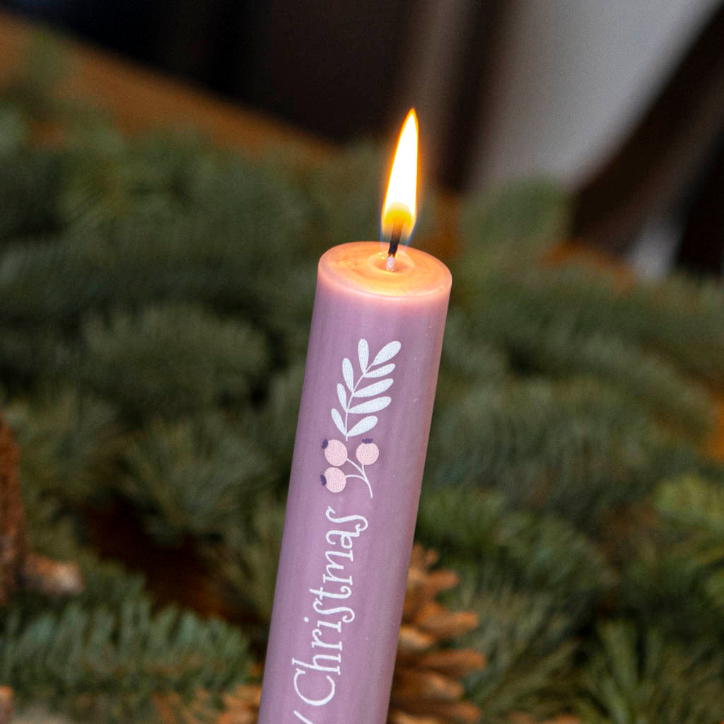 Lavendelfarbene Stabkerze Merry Christmas mit weihnachtlichen Motiven