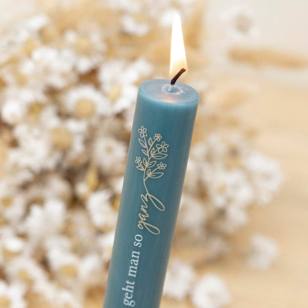 Gedenkkerze in Petrol mit goldenen Blumen und tröstendem Trauerspruch