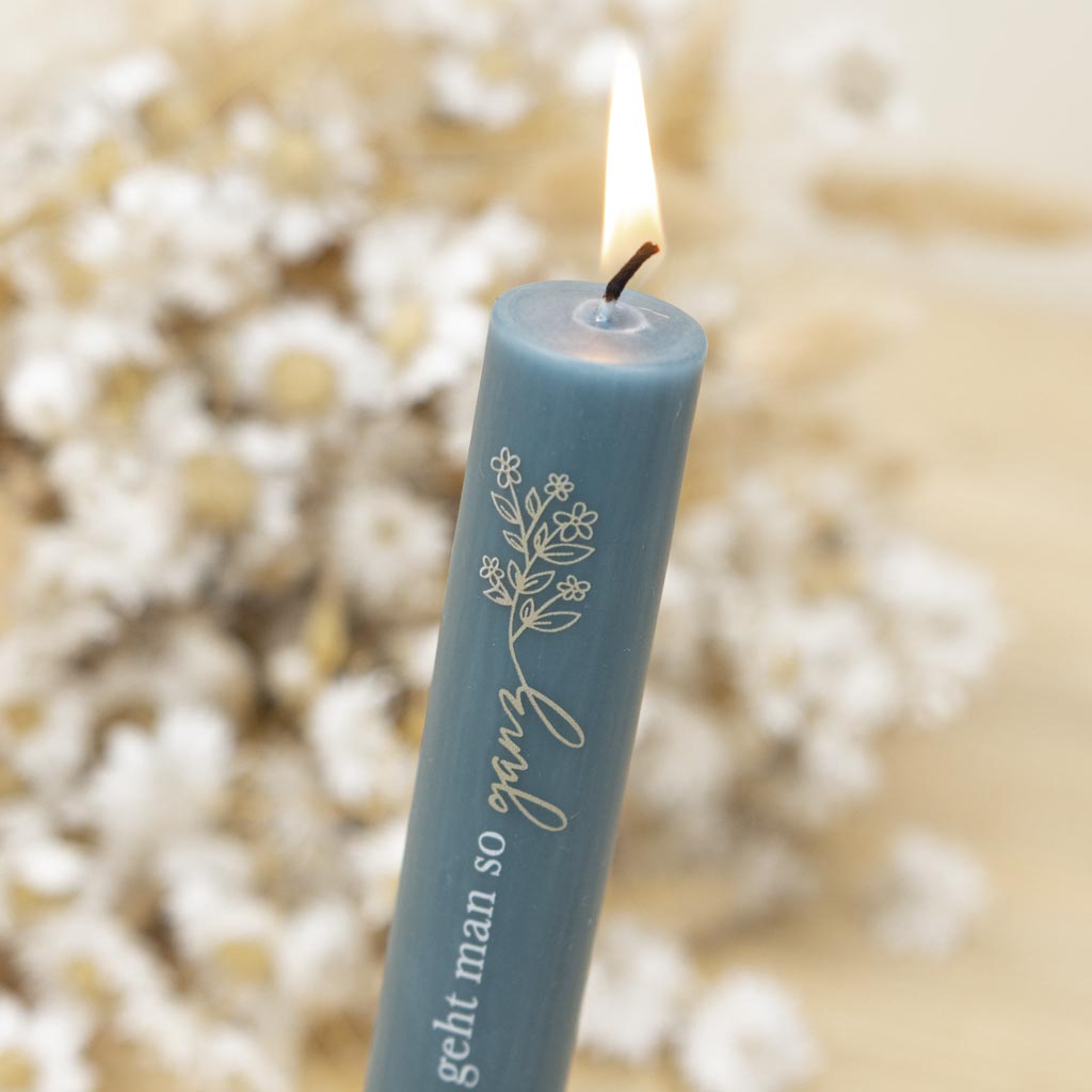 Gedenkkerze in Petrol mit goldenen Blumen und tröstendem Trauerspruch
