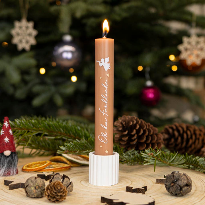 Stabkerze Oh du fröhliche in Zimt mit Engel und Sternen, weihnachtlich dekoriert