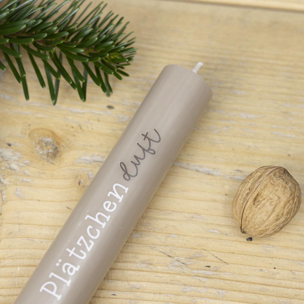 Stabkerze Plätzchen als Tischdeko beim Plätzchenbacken in der Adventszeit
