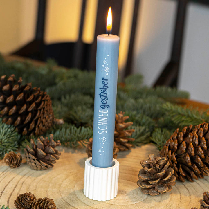 Stabkerze Schneegestöber in Hellblau mit Schneeflocken-Motiv