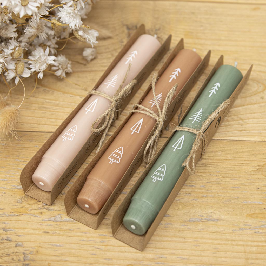 Stabkerze Tannenbäume mit weißem Tannenbaum-Motiv in drei winterlichen Farben