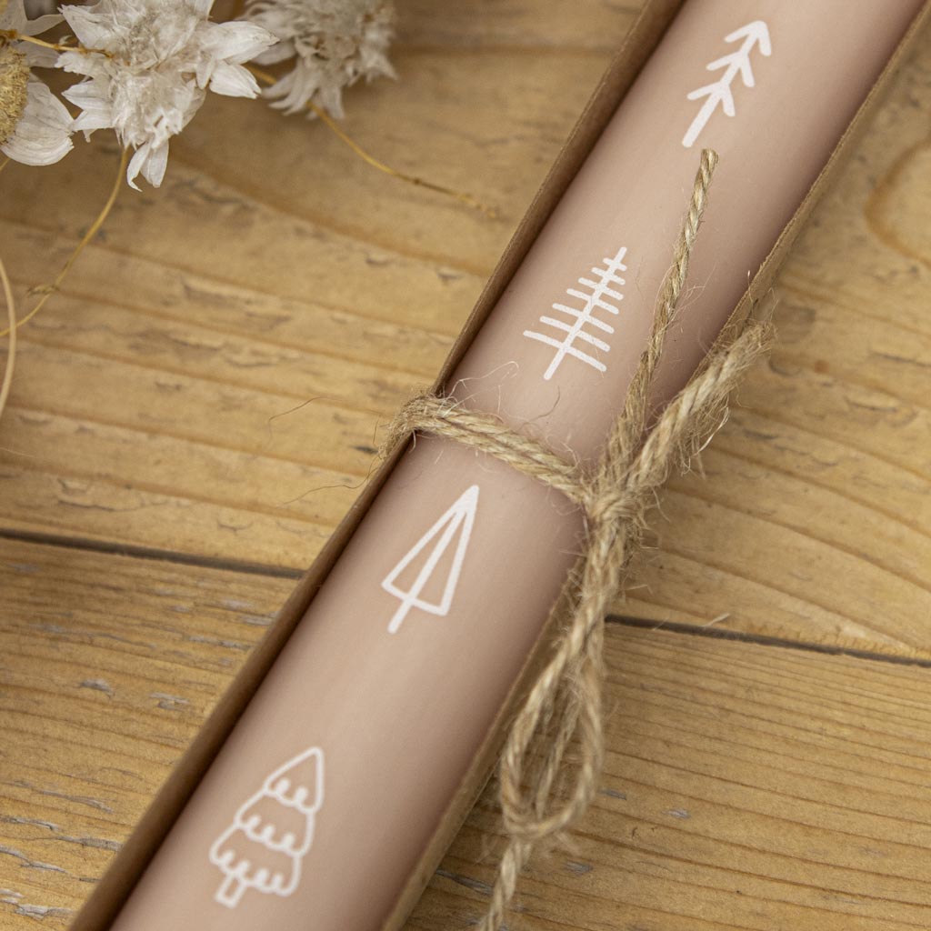 Weißes Tannenbaum-Motiv im Detail auf der apricotfarbenen Stabkerze Tannenbäume