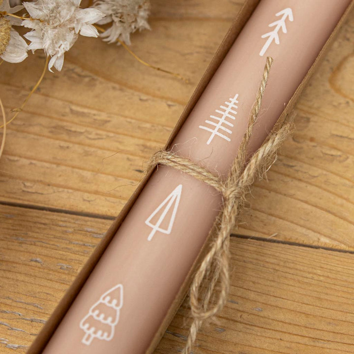 Weißes Tannenbaum-Motiv im Detail auf der apricotfarbenen Stabkerze Tannenbäume