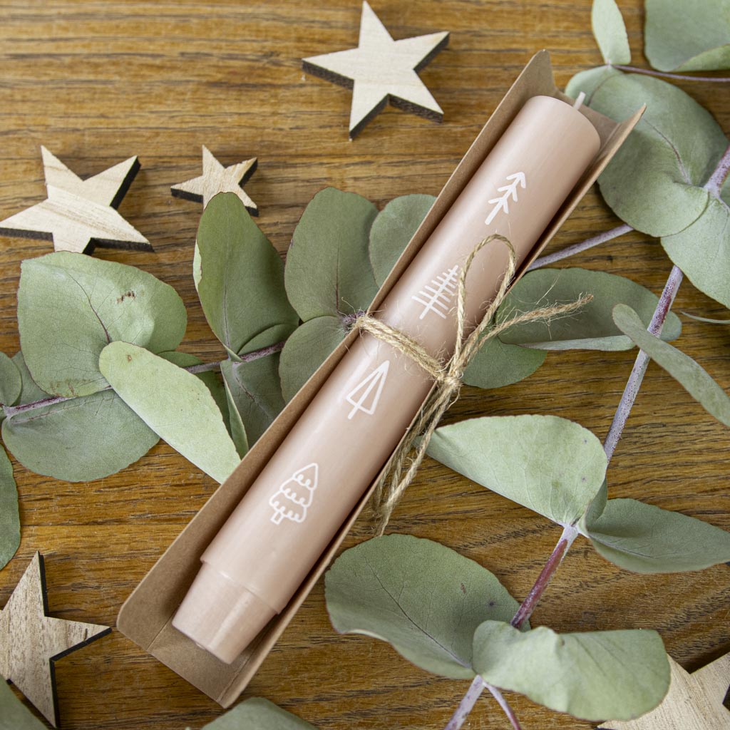 Stabkerze Tannenbäume in Apricot mit weihnachtlicher Geschenkverpackung