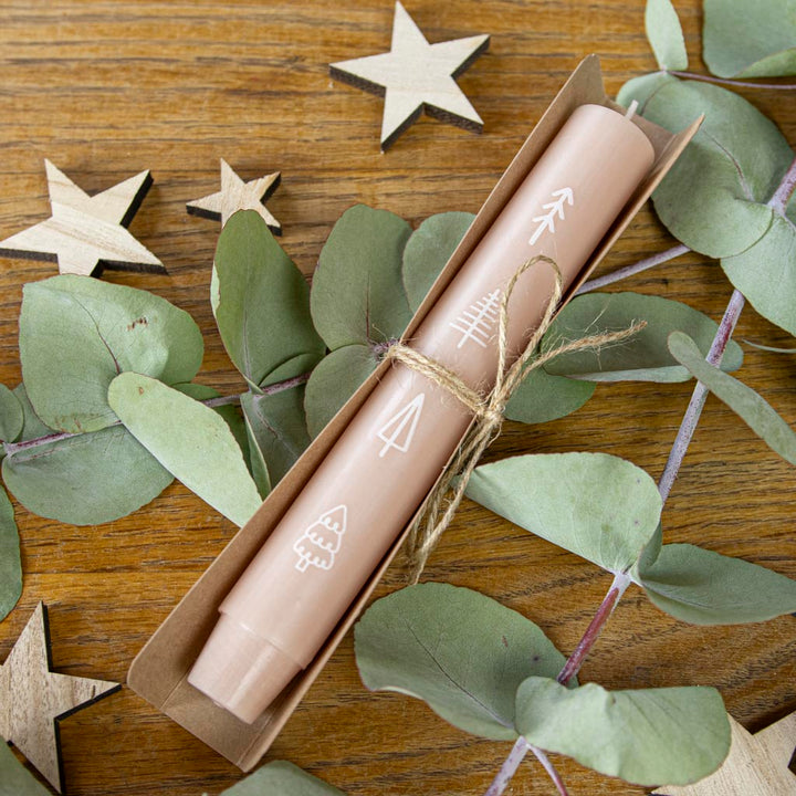 Stabkerze Tannenbäume in Apricot mit weihnachtlicher Geschenkverpackung